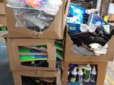un carton contenant des objets posé par terre