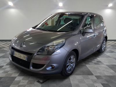 la photo d'une voiture argentée garée dans un garage