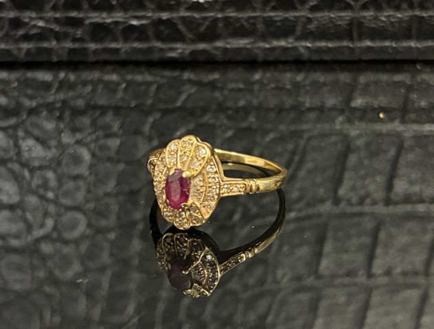 Bague marguerite en or 18 carats 750 millième à décor centré d’un...
