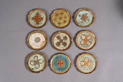 neuf petites assiettes aux motifs variés posées sur une table