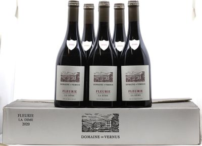trois bouteilles de vin sont posées sur une boîte devant une fenêtre
