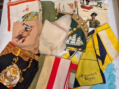 une boîte contenant de nombreux types de mouchoirs différents
