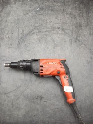 un gros plan d'une perceuse électrique sur une surface métallique