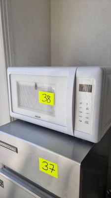 deux micro-ondes empilés l'un sur l'autre dans la cuisine