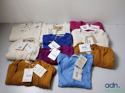 un tas de vêtements posés sur une table