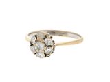 gros plan d'une bague en diamant sur fond blanc