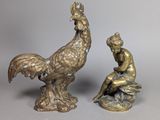 deux figurines représentant un homme et un oiseau posées sur une table