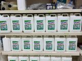 de nombreuses bouteilles de produits d'entretien sur les rayons du magasin