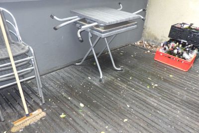 deux chaises et une table sur la terrasse d'une maison