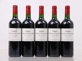 trois bouteilles de vin rouge sont alignées sur une table