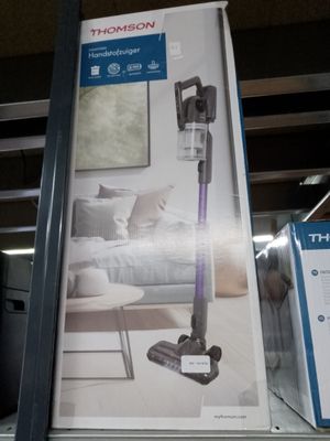 une photo d'un aspirateur sans fil exposé dans un magasin