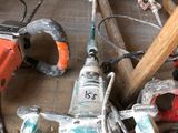 de nombreux outils posés à même le sol