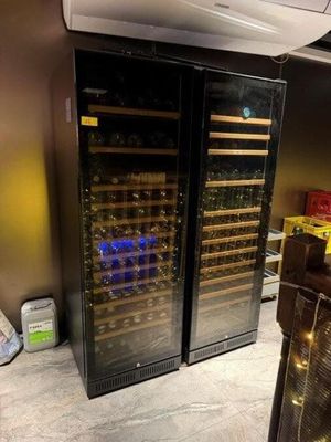 deux caves à vin qui se trouvent dans une pièce