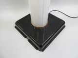 une lampe posée sur un pied noir