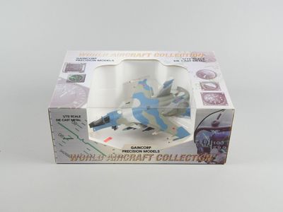 une boîte contenant une maquette d'avion de chasse