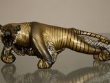 une statue représentant un tigre couché sur une table
