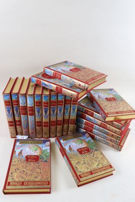 une pile de livres empilés les uns sur les autres sur une table
