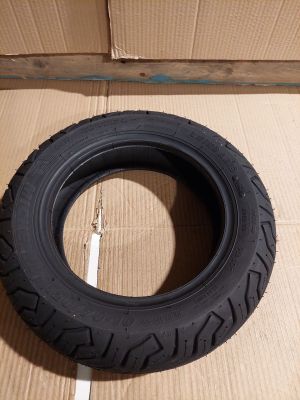 un gros plan d'un pneu posé sur une boîte en carton