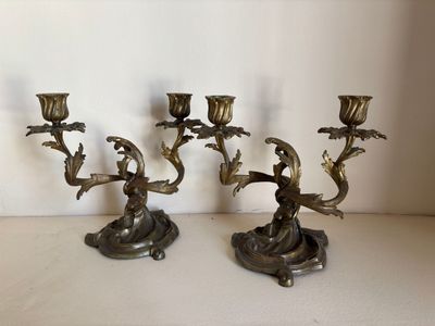 trois bougies posées sur une table