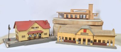 trois maquettes de bâtiments situées les unes à côté des autres