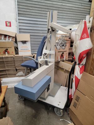 l'image d'une pièce contenant une chaise et un chariot