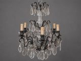 un lustre en verre et en métal à cinq bougies