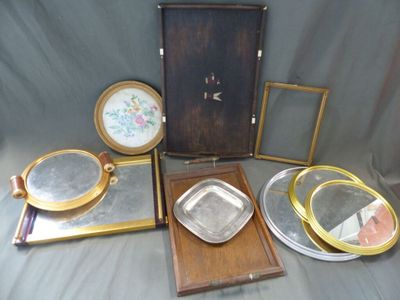 un grand nombre d'objets posés sur une table