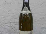 une bouteille de vin posée sur une table