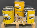 plusieurs seaux de peinture posés sur une palette en bois