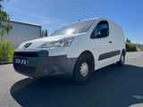la camionnette blanche est garée sur le parking à l'extérieur du bâtiment