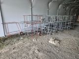 de nombreux chariots alignés dans un tunnel