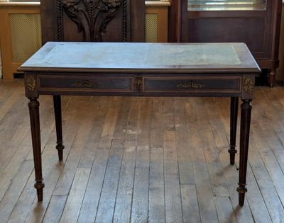 une petite table avec un plateau en marbre dans une pièce