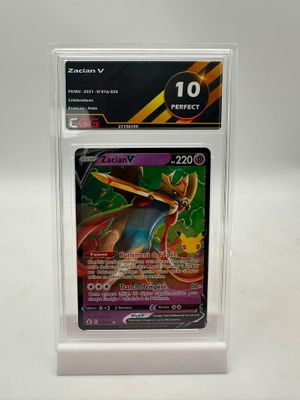 La carte Pokémon se trouve dans un étui en plastique transparent posé sur une surface blanche.