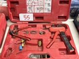 une caisse à outils rouge avec des outils sur une table