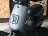 un scooter garé devant un mur