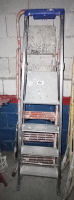 une photo montrant plusieurs échelles dans un garage