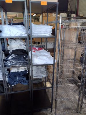 beaucoup de vêtements sur les étagères du magasin