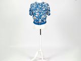 le dos d'un chemisier bleu et blanc sur un mannequin
