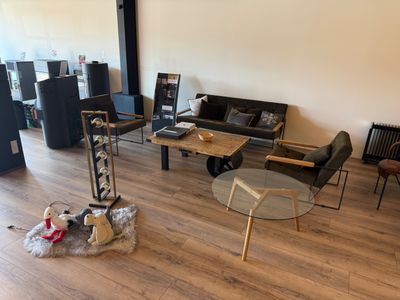 un salon avec beaucoup de fauteuils et une table basse