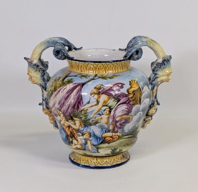 un vase avec un tableau posé sur une table