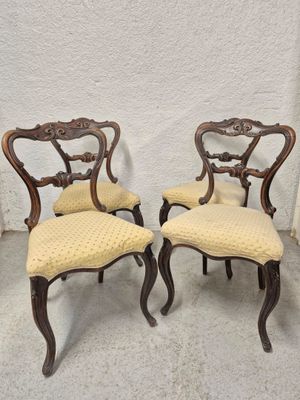 Suite de quatre chaises de style anglais en acajou reposant …