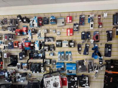 un mur entier rempli d'appareils électroniques et d'appareils électroniques à vendre