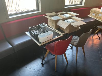 une table sur laquelle sont posées des boîtes de pizza, dans une pièce