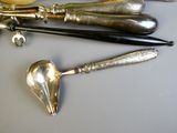beaucoup de cuillères en argent et de cuillères à soupe sur une table