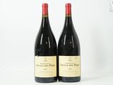 deux bouteilles de vin rouge posées l'une à côté de l'autre sur une table