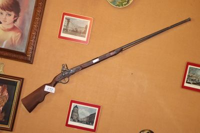 un pistolet accroché au mur, avec des photos accrochées au mur
