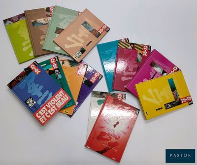 beaucoup de livres sur la table