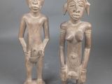 paire de personnages en bois sculpté représentant un homme et une femme