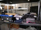 de nombreux appareils électroniques posés sur une étagère dans une pièce