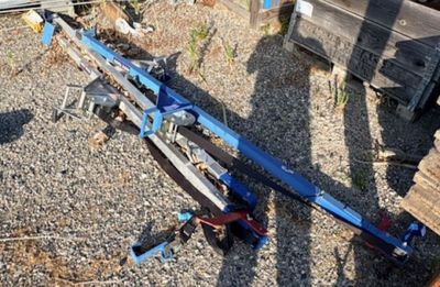 un vélo posé par terre à côté d'une clôture